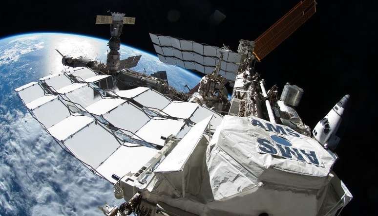 Cientistas russos encontram vida fora da Estação Espacial Internacional