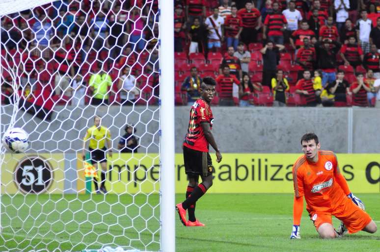 Fábio observa bola repousar no gol do Palmeiras após saída de bola equivocada
