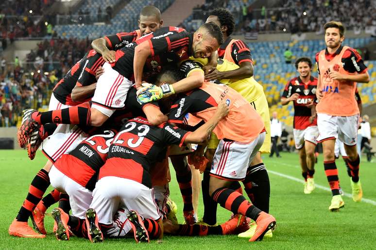 <p>O Flamengo recebeu o Atl&eacute;tico-MG, nesta quarta-feira, para jogo v&aacute;lido pelo Campeonato Brasileiro. O time da casa sofreu, mas venceu de virada por 2 a 1</p>