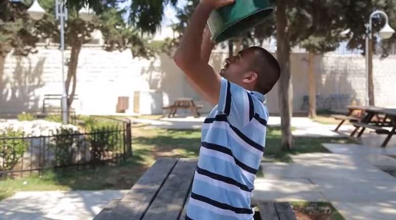Primeiro palestino a 'aderir' ao desafio do balde de gelo denuncia a falta de água local por ocupação israelense
