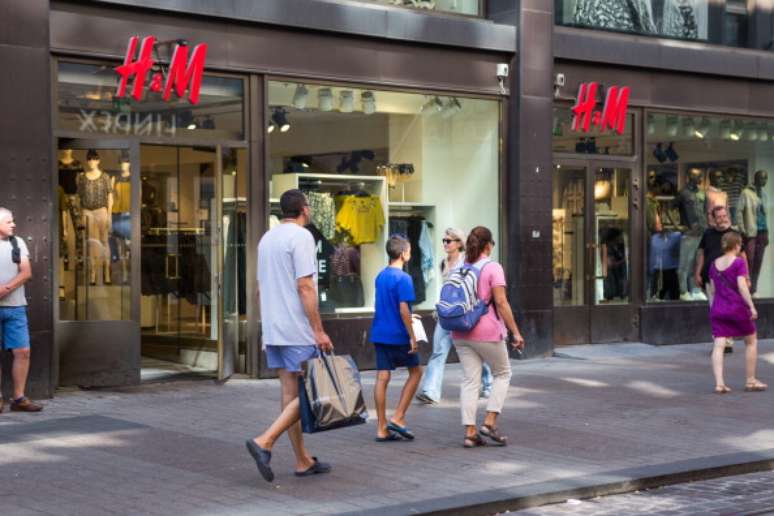 Pedestres passam em frente a uma loja da grife H&M em Helsinque, na Finlândia