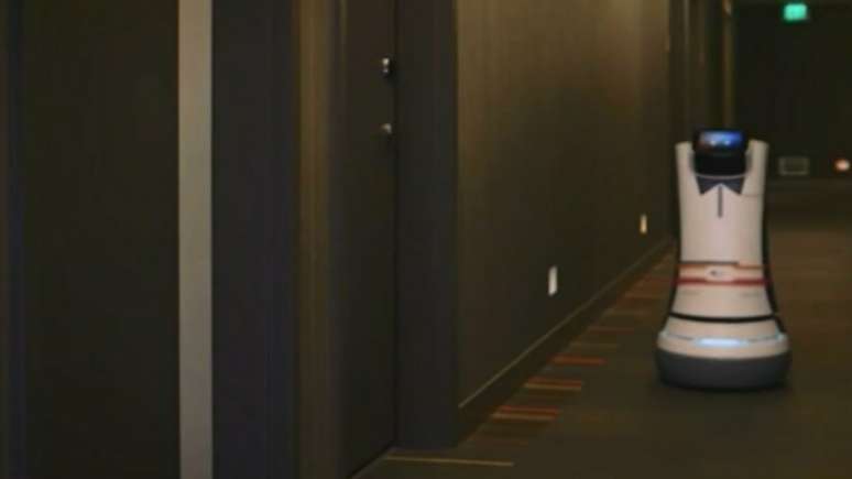 <p>Já existem hoteis nos Estados Unidos que usam robôs no serviço de quarto</p>