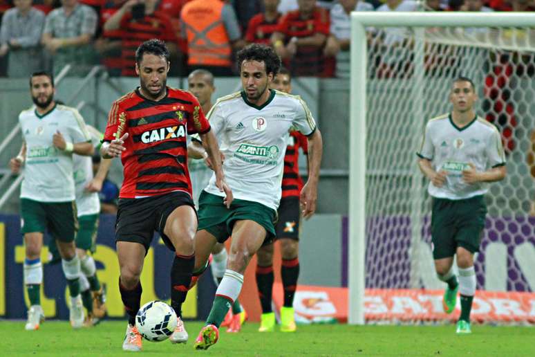 Ibson tenta jogada contra o Palmeiras