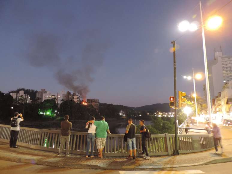 O incêndio era observado do centro da cidade