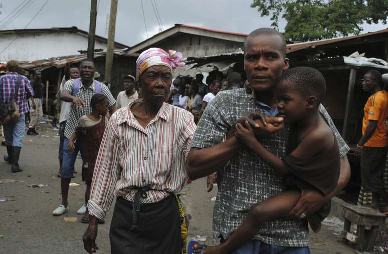 <p>Moradores fogem de zona de conflito entre residentes e policiais em uma favela da Libéria</p>