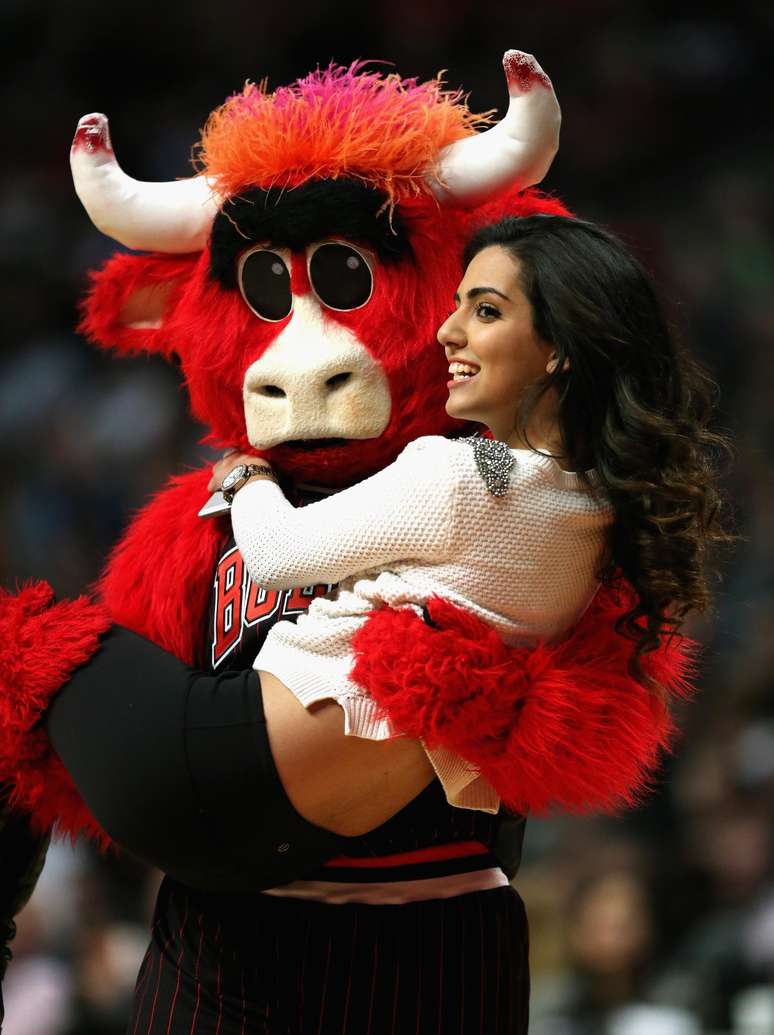 <p>Mascote do Houston Rockets carrega mulher</p>