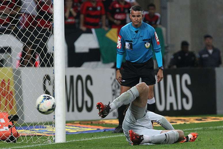 <p>Victor quase pegou o pênalti batido por Léo Moura</p>