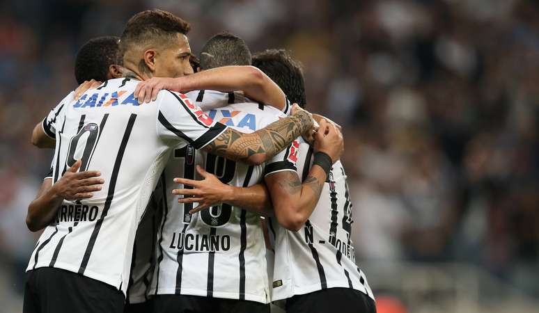 Jogadores do Corinthians fazem festa com vitória em Itaquera sobre o Goiás