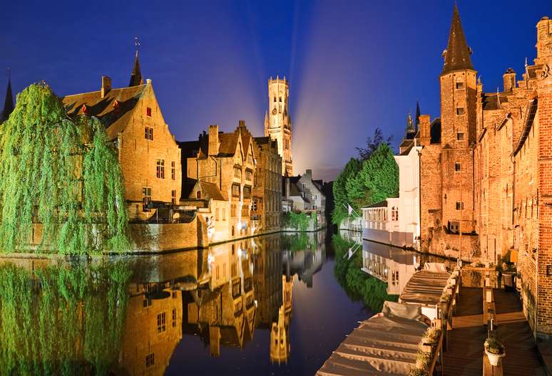 Rozenhoedkaai - Uma das áreas mais visitadas e fotografadas de Bruges, Rozenhoedkaai está sempre cheia, seja verão ou inverno. O canal cheio de barquinhos de passeio é uma forma romântica de passar alguns minutos na cidade. Quem está em terra firme também se encanta com a paisagem