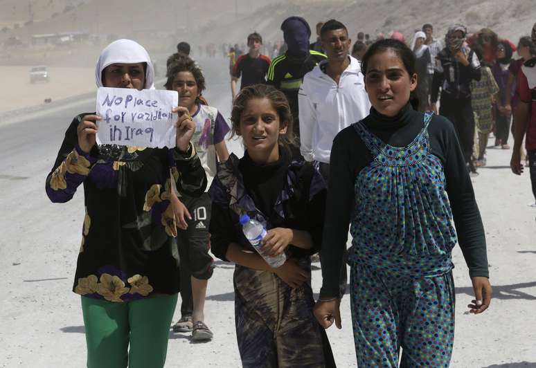 <p>Deslocados da minoria Yazidi marcham em direção ao Curdistão iraquiano em 17 de agosto</p><p> </p>
