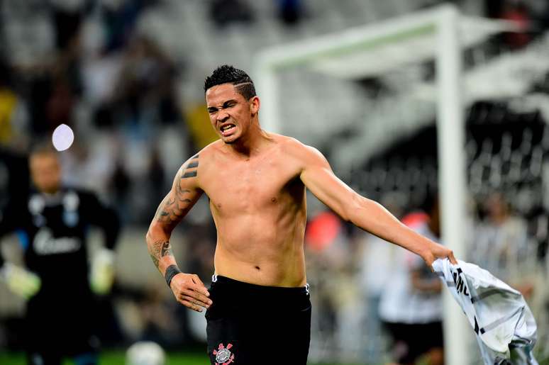 Luciano comemora goleada do Corinthians sobre o Goiás