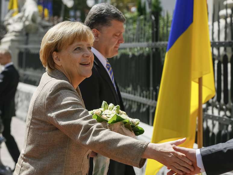 <p>Chanceler alem&atilde; Angela Merkel foi recebida pelo presidente ucraniano Petro Poroshenko</p>