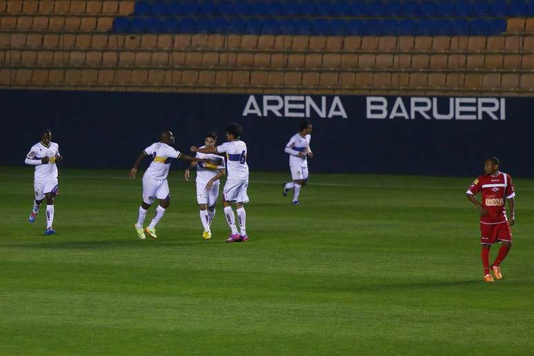 Jogadores do Grêmio Barueri comemoram vitória