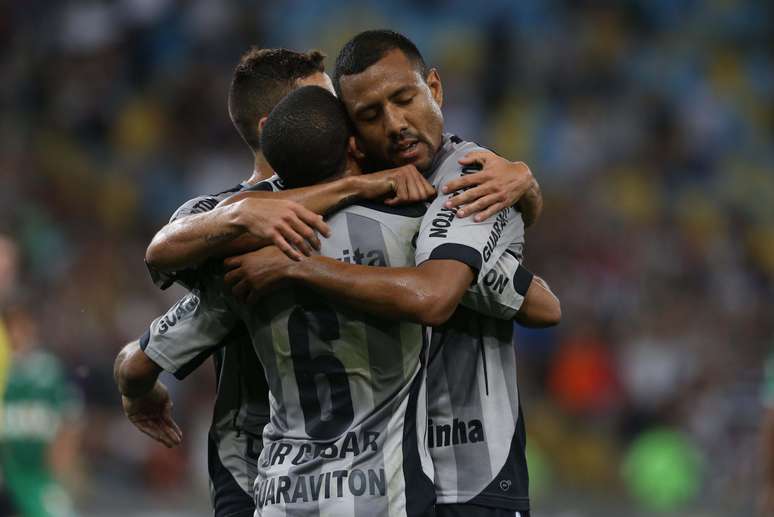 Jogadores do Botafogo comemoram gol marcado por Ramirez