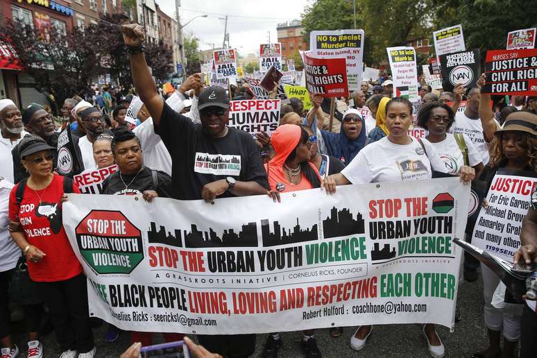 <p>Milhares marcharam nas ruas de Staten Island, Nova York, em protesto contra a morte por policiais de dois homens negros</p>