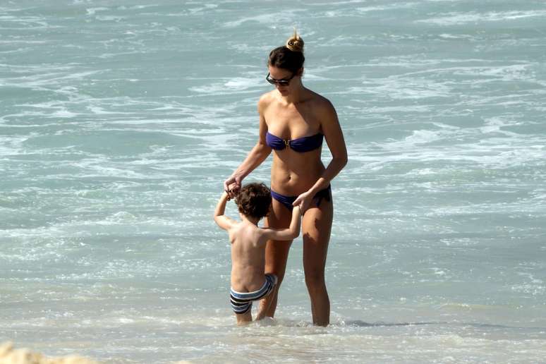 Letícia Birkheuer curte praia com o filho no Rio de Janeiro