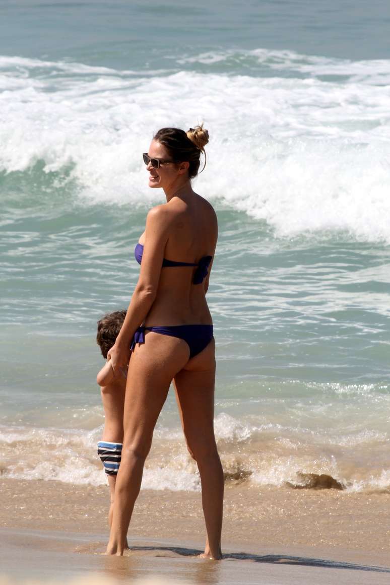 Letícia Birkheuer curte praia com o filho no Rio de Janeiro