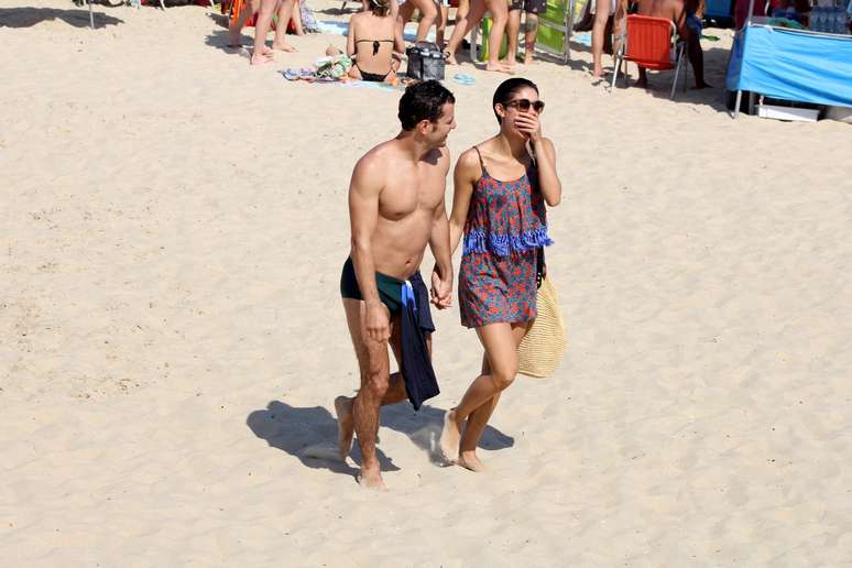 Sophie Charlotte e Daniel Oliveira parecem bem felizes juntos. No ar na novela O Rebu, o casal engatou o namoro na vida real. Neste sábado (23), passearam de bicicleta no Leblon e aproveitar o sol forte na praia.