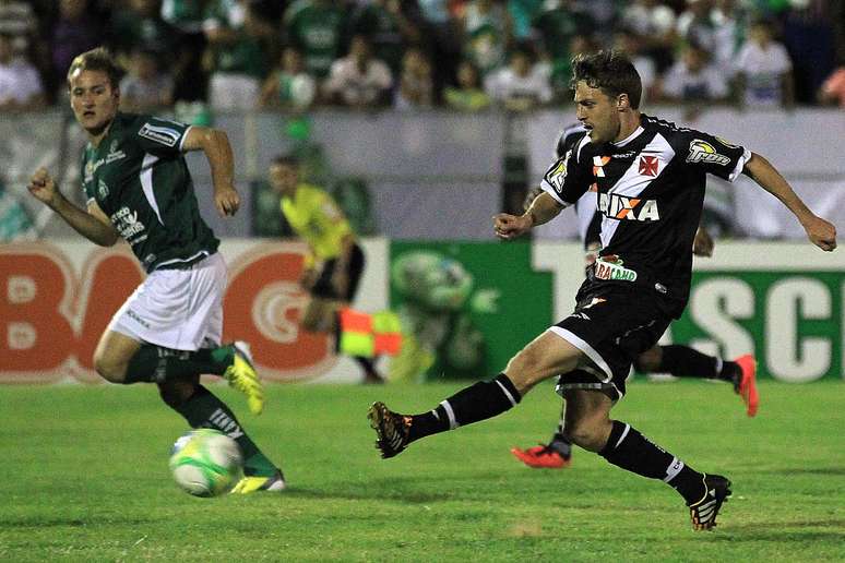 Maxi Rodriguez arrisca de fora da área