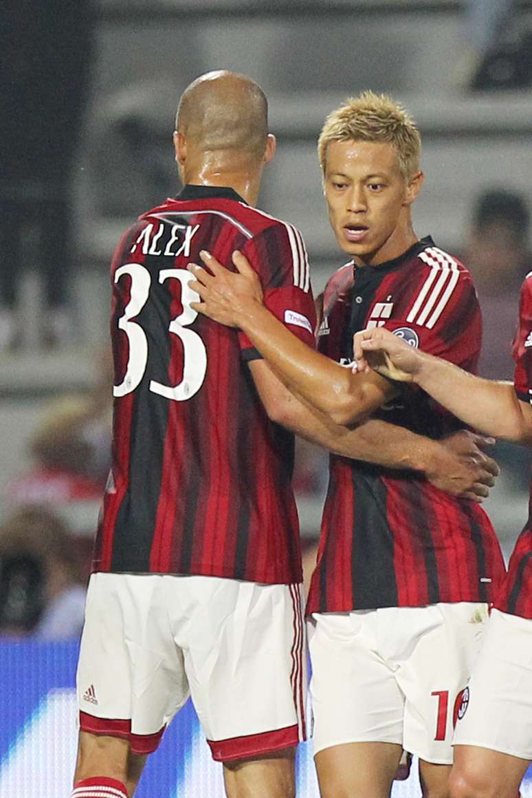 Honda e Alex comemoram vitória do Milan