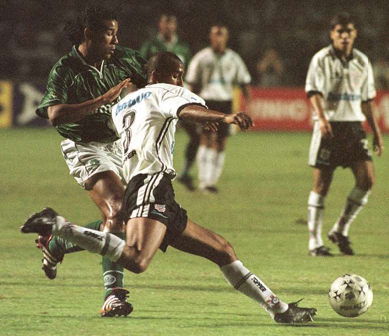 <p>Oséas (esq.) ficou lembrado no Palmeiras por ser decisivo</p>