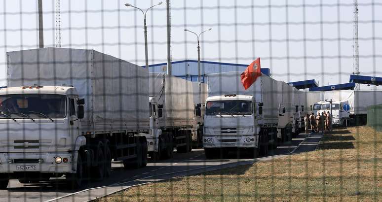 <p>Caminhões de um comboio que entregou ajuda humanitária para a Ucrânia são vistos em um ponto de passagem na fronteira de Donetsk, antes de voltarem para a Rússia, em 23 de agosto</p>