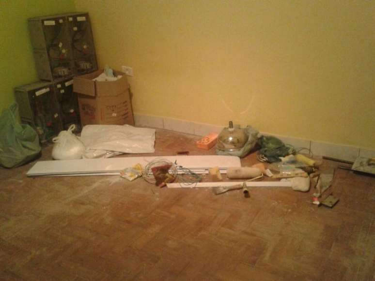 <p>Quarto de pens&atilde;o no Cambuci para onde foram levados moradores da pens&atilde;o que explodiu. Inquilinos relataram que im&oacute;vel estava em reforma, sujo, com entulho e sem &aacute;gua. Ap&oacute;s reclama&ccedil;&otilde;es, moradores foram levados para outro hotel, no Br&aacute;s</p>