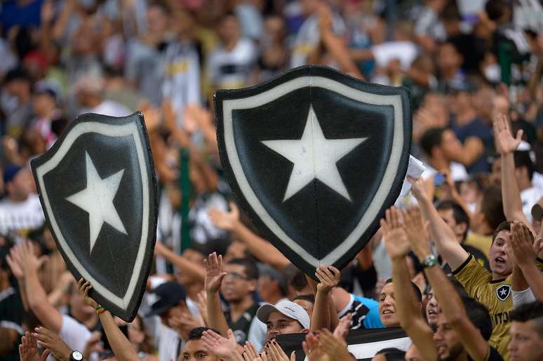 Torcida do Botafogo faz festa no Maracanã
