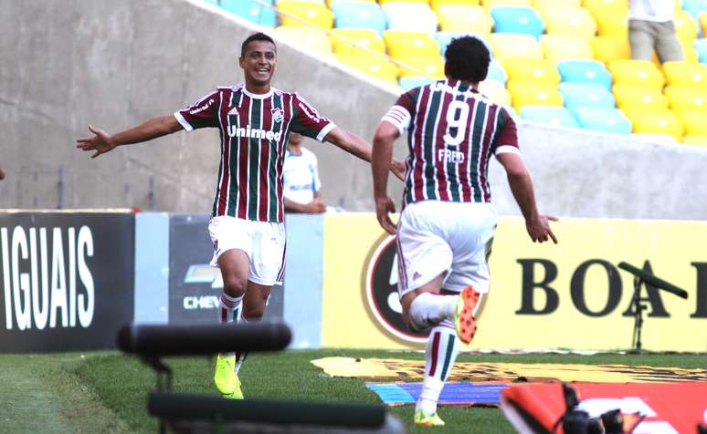Cícero e Fred comemoram gol do Fluminense no primeiro tempo