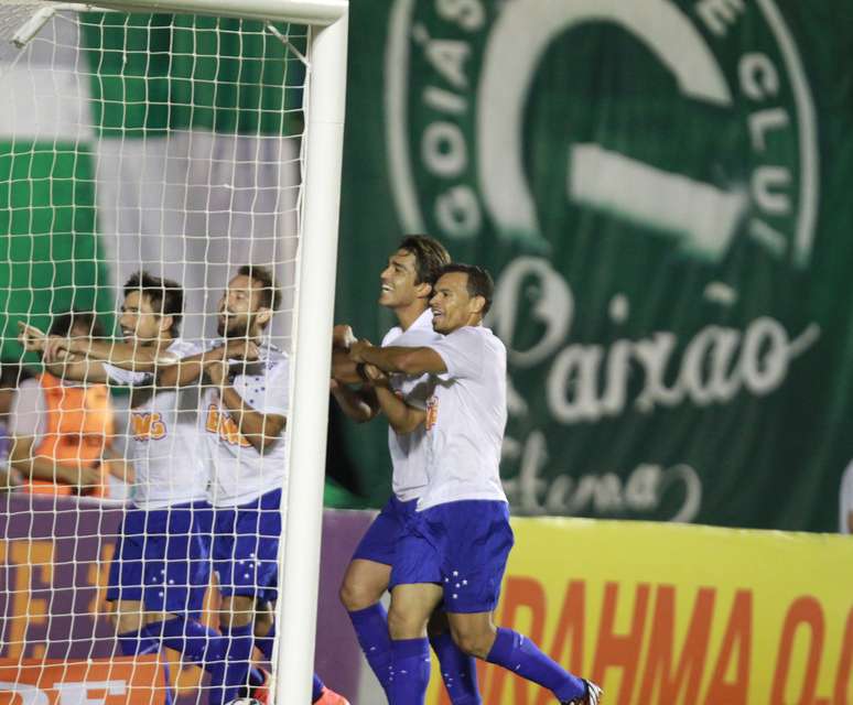 Jogadores do Cruzeiro comemoram primeiro gol da partida