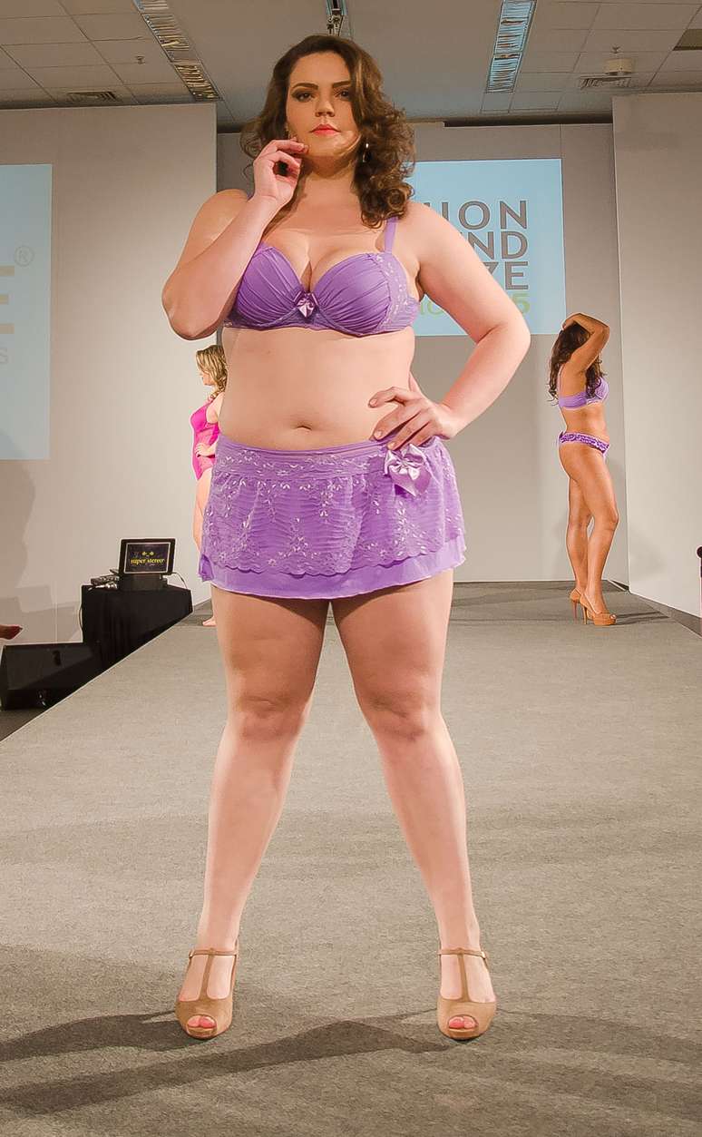 A capital paulista acompanhou na noite desse sábado a décima edição do Fashion Weekend Plus Size, evento que reuniu doze grifes de diversos segmentos da moda mostrando suas coleções para o verão de 2015.