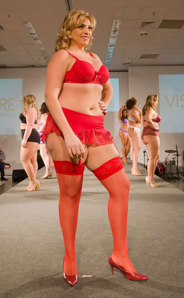 A capital paulista acompanhou na noite desse sábado a décima edição do Fashion Weekend Plus Size, evento que reuniu doze grifes de diversos segmentos da moda mostrando suas coleções para o verão de 2015.