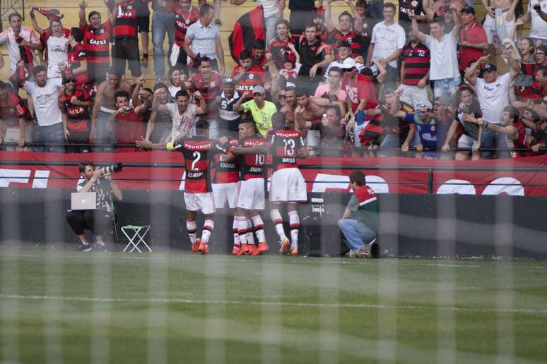 O Flamengo venceu o Criciúma por 2 a 0 neste domingo, em Santa Catarina, e subiu ainda mais na tabela do Campeonato Brasileiro