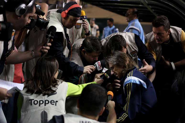 Ricardo Gareca é cercado por repórteres antes da partida entre Palmeiras e Coritiba