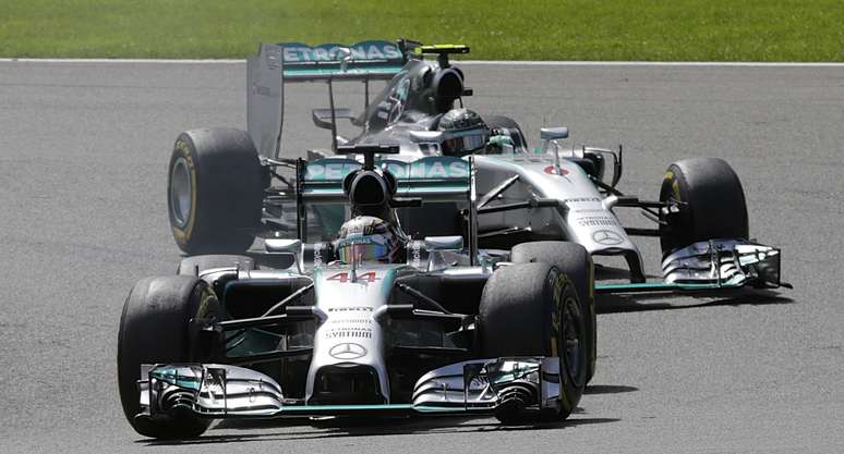 <p>Hamilton e Rosberg se envolveram em acidente logo na segunda volta e se prejudicaram</p>