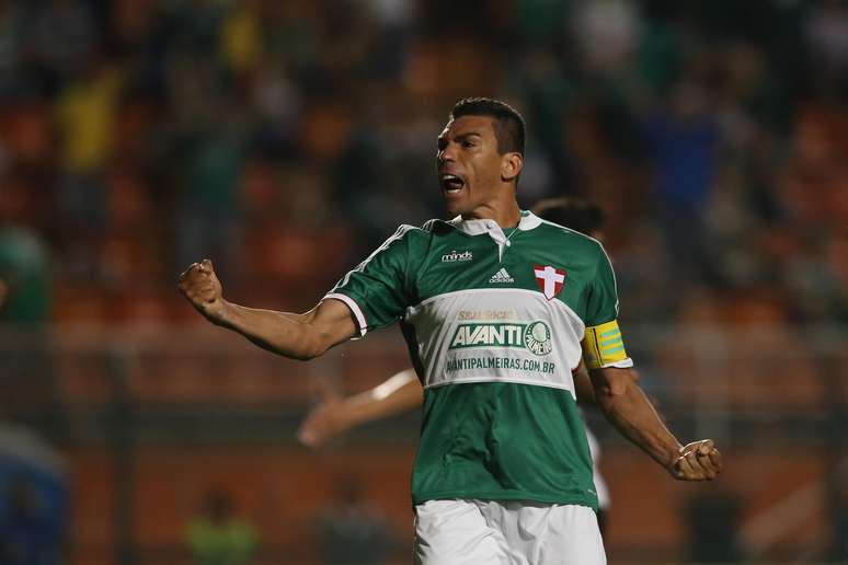 Lúcio esbraveja durante o duelo entre Palmeiras e Coritiba