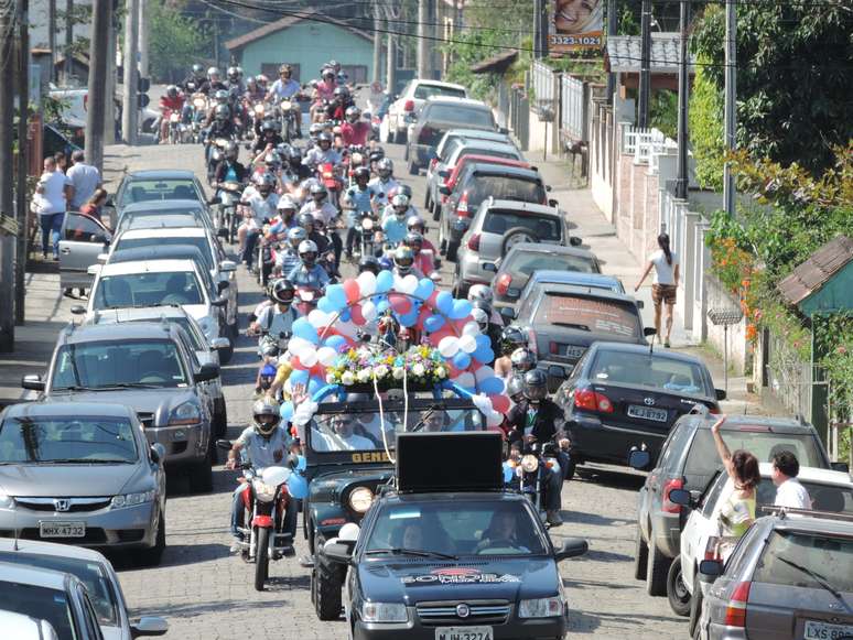 <p>Motos, fuscas e jipes particparam neste domingo de uma romaria à Nossa Senhora Desatadora dos Nós em Blumenau, Santa Catarina</p>