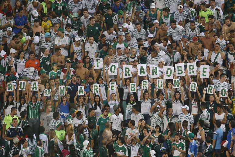 Torcida do Palmeiras protesta contra o presidente Paulo Nobre, o gerente de futebol Omar Feitosa e José Carlos Brunoro