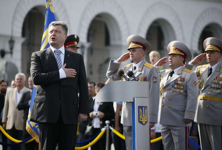 <p>O presidente Petro Poroshenko canta o hino nacional durante a parada militar do Dia da Independência, no centro de Kiev, em 24 de agosto</p>