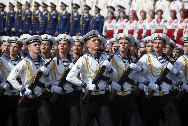 <p>Marinheiros marcham durante a parada militar do Dia da Independência da Ucrânia, no centro  da capital, em 24 de agosto</p>