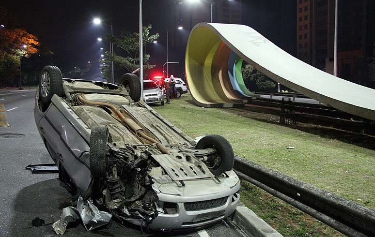 Veículo bloqueou duas faixas da avenida no sentido Santana