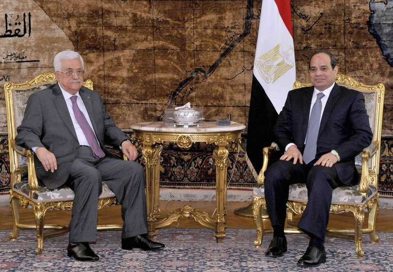 Presidente do Egito, al-Sisi, encontra o presidente palestino, Mahmoud Abbad, neste sábado