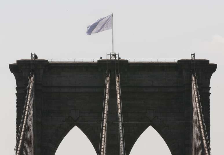 <p>Em julho, foram colocadas duas bandeiras brancas no topo da ponte do Brooklyn</p>