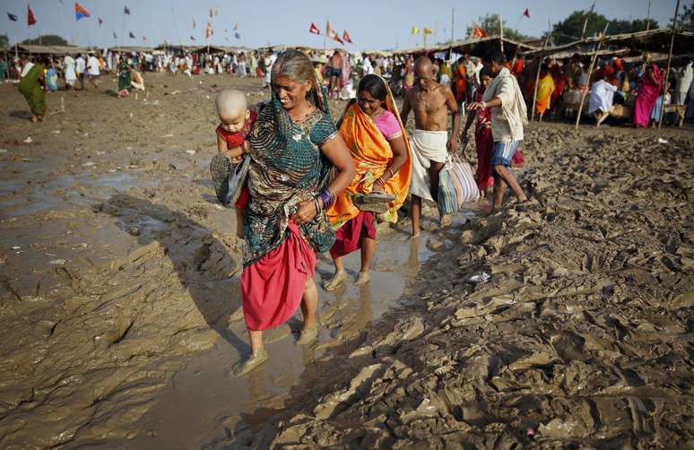 Hindus andam em chão com lama em Allahabad nesta segunda-feira