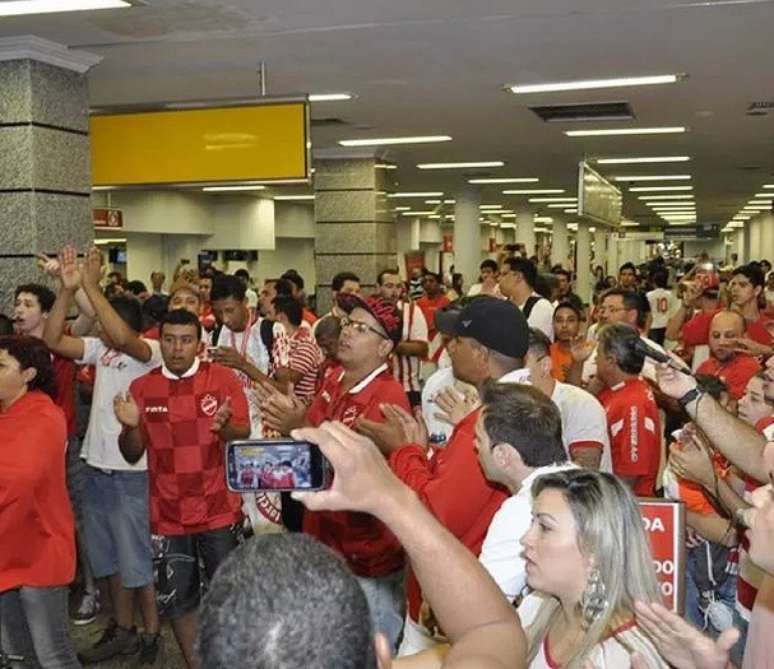 Torcida colorada recepcionou delegação do Vila Nova no aeroporto