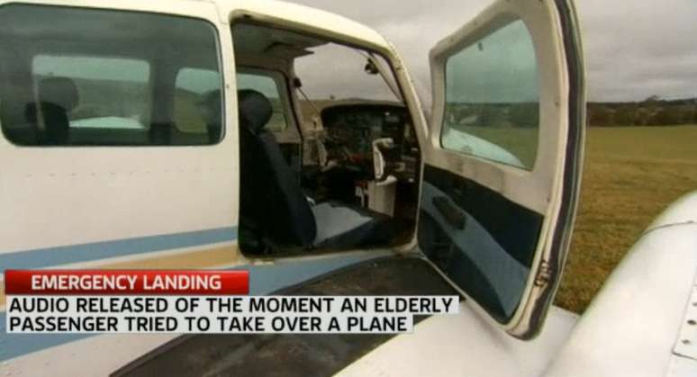 <p>Não ficou claro o que fez o homem idoso tentar assumir o controle do avião</p>