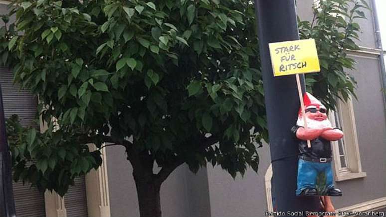 Ao usar os anões na campanha, os sociais democratas romperam com a tradição dos cartazes na Áustria