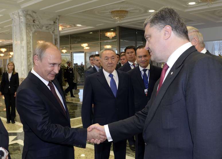 <p>O presidente russo, Vladimir Putin, cumprimenta o seu homólogo ucraniano, Petro Poroshenko, em uma reunião em Minsk, em 26 de agosto</p><p> </p>