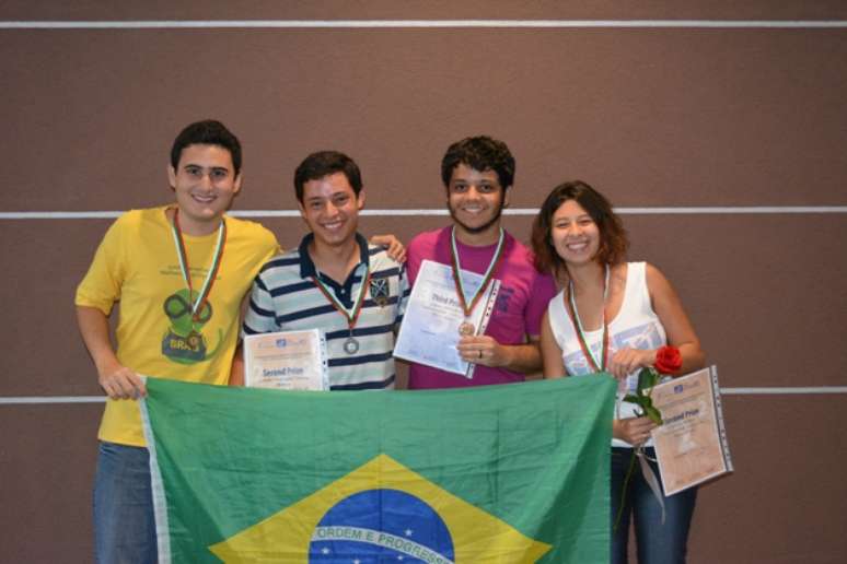 <p>André (de amarelo) com os colegas de equipe da UFMG na 21ª Competição Internacional de Matemática para Estudantes Universitários, na Bulgária </p>