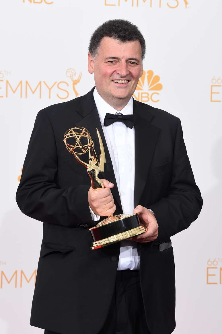 <p>Steven Moffat levou o prêmio de melhor roteiro por 'Sherlock'; a série foi a grande vencedora do Emmy deste ano com sete estatuetas</p>